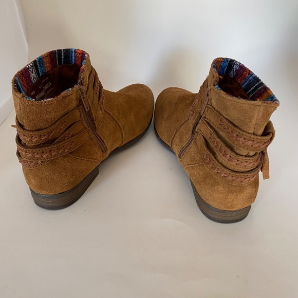 Minnetonka Dixson Brown Suede Bootie - Picture 8 of 9